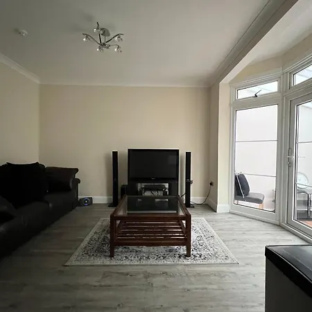 4 Bedroom Holiday Home